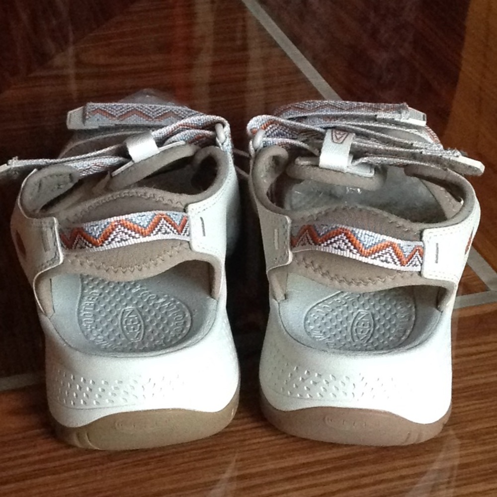 🔥 KEEN - Aztec Print Three Strap Velcro Sandals - Picture 9 of 10